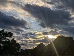 夕阳下的山峦与云霞