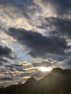日出时分的山峦与云霞