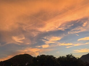 绚丽晚霞下的山峦景色