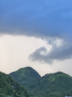 青山之上的天空美景