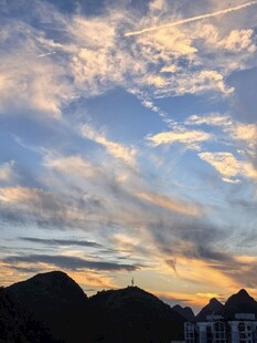 黄昏时分的山峦与绚丽云彩