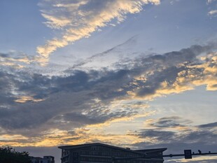 黄昏时分的绚烂天空