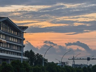 黄昏下的建筑与天空美景