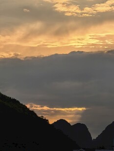 黄昏山峦间的绚丽云霞