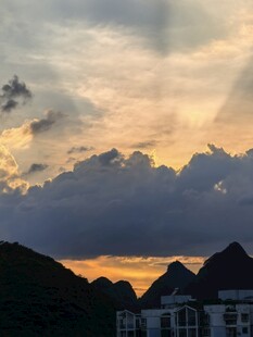 夕阳下的山峦与建筑美景