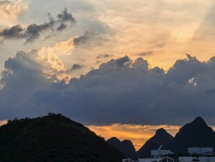 山间日落美景