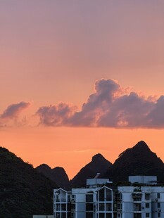 夕阳下的山峦与城市建筑