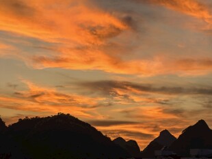 晚霞映照下的山峦美景