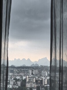 透过纱帘望城市与远山