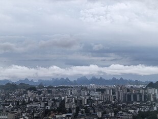 山城城市景观与远山
