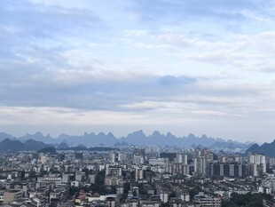城市与远山的天际景观