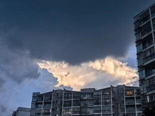 城市上空壮丽云霞景观