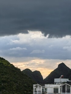 山间暮色下的建筑与云层