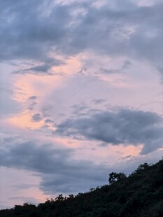 黄昏时分的云霞与山峦