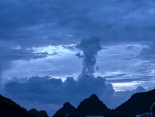 夜幕下的山峦与奇异云景
