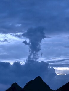 壮丽云海中的山峦景观