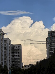 城市上空的壮丽云朵景观