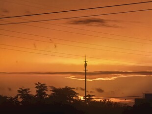夕阳下的城市天际线
