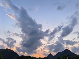 日落时分山间壮丽云霞