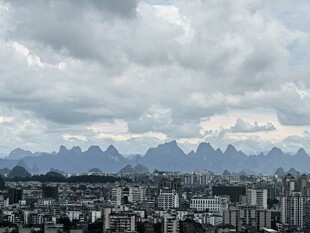 城市与远山的壮美景观