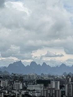 城市与远山的天际景观