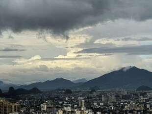 城市远山间的多云景致