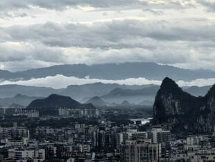 城市与远山的云雾景致
