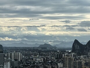城市与远山的壮丽景观