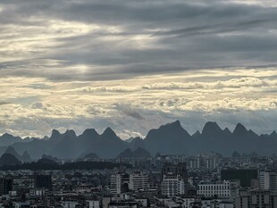 城市与远山的黄昏景致
