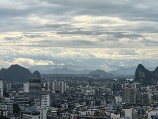 城市与远山的天际线景观