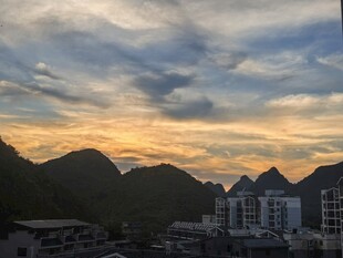 山间城市日落美景