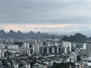 城市与远山的朦胧景致