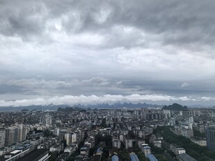 城市上空乌云密布景象