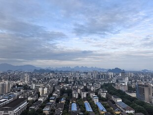 城市天际线与远山景观
