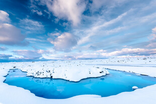 冰雪覆盖的蓝色湖泊美景