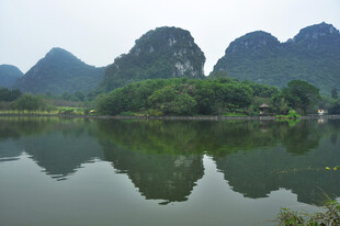 山水相映的秀丽自然景观