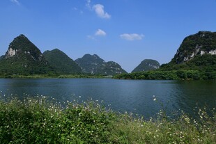 秀丽山水间的宁静湖泊