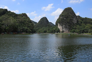山水相依的秀丽湖景