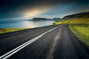 公路延伸至远方的美丽风景