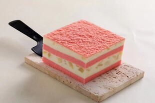 三层夹心粉色美味蛋糕