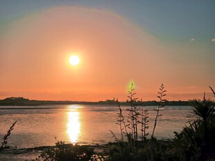 夕阳下的宁静海滨风景