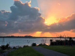 夕阳下湖畔的美丽景致