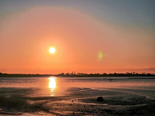 夕阳下的宁静海滨美景