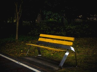 夜晚路旁的黄色长椅