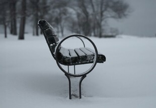雪覆长椅 