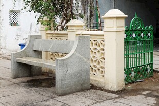户外石制长椅与装饰围栏