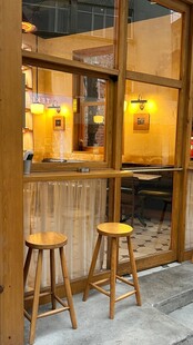 温馨小店内的木质桌椅陈设