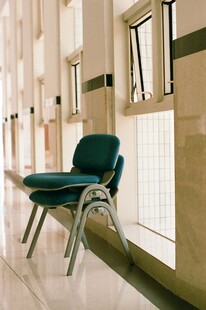 医院走廊的单人等候座椅