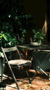 户外休闲桌椅绿植场景