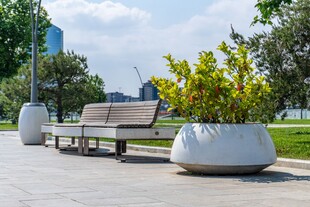 户外休闲长椅与绿植景观